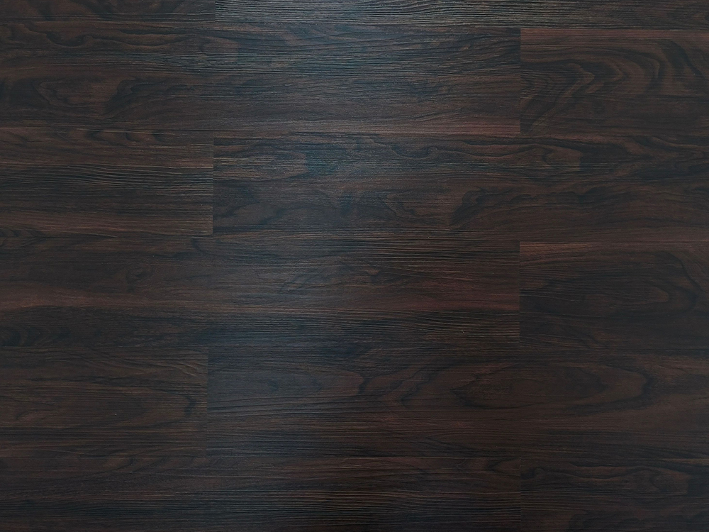 أرضيات LVT خشب بني داكن مقاس 6×36 بوصة تركيب لاصق خلفي جاف 3 مم